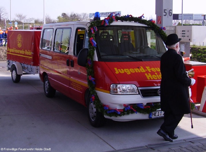 Übergabe des neuen MZF für die Jugendfeuerwehr