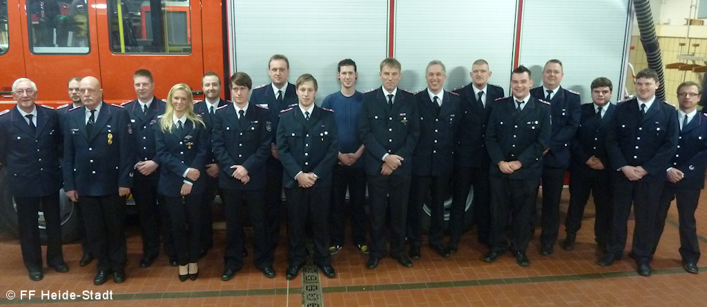 Die Geehrten und Beförderten auf einem Haufen