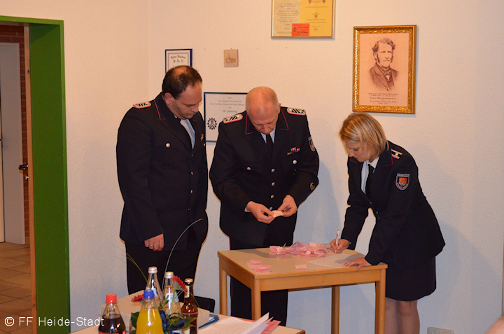 ffentliche Stimmenauszählung durch Sebastian, Reimer und Anja