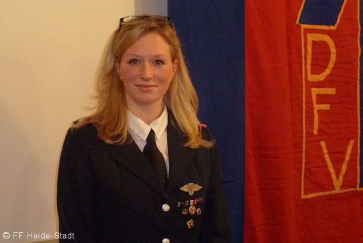 Beförderung zur Hauptfeuerwehrfrau mit drei Sternen