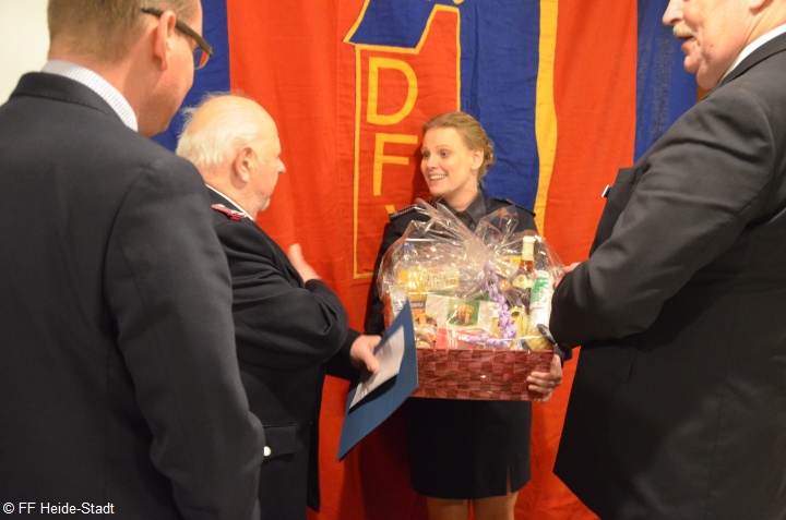 Anja berreicht die Leckerlies