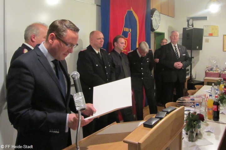 Urkundenverlesung fr das Brandschutzehrenzeichen in Silber