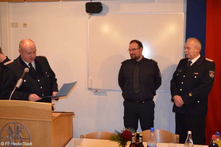 Beförderung zur Hauptfeuerwehrfrau mit drei Sternen