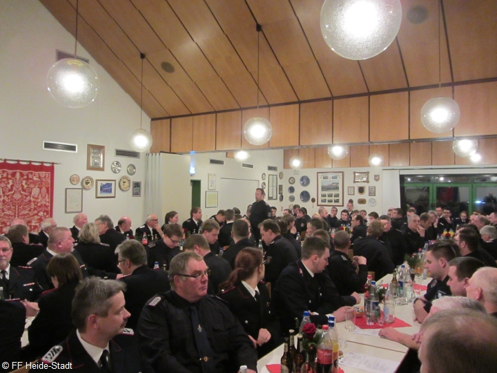 Ein Blick in den vollen Versammlungsraum