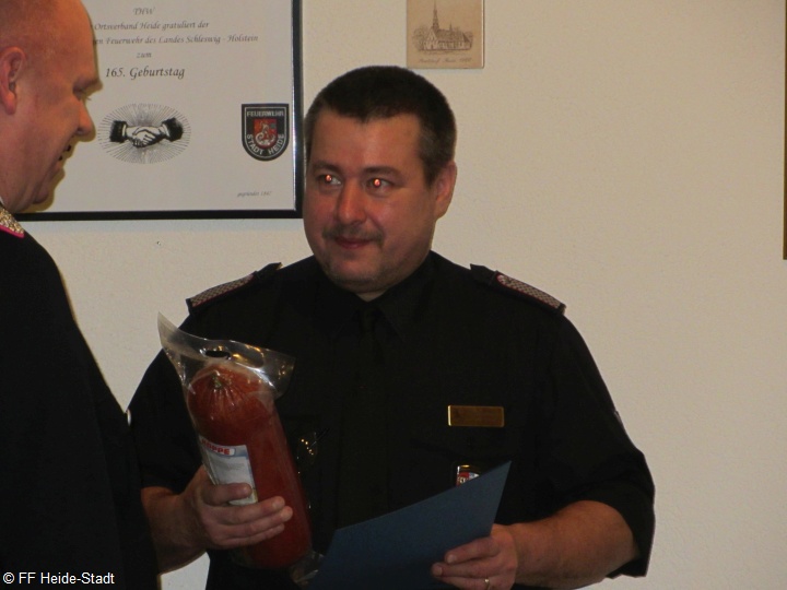 ... hier die Mettwurst für 40 Jahre Feuerwehrzugehörigkeit
