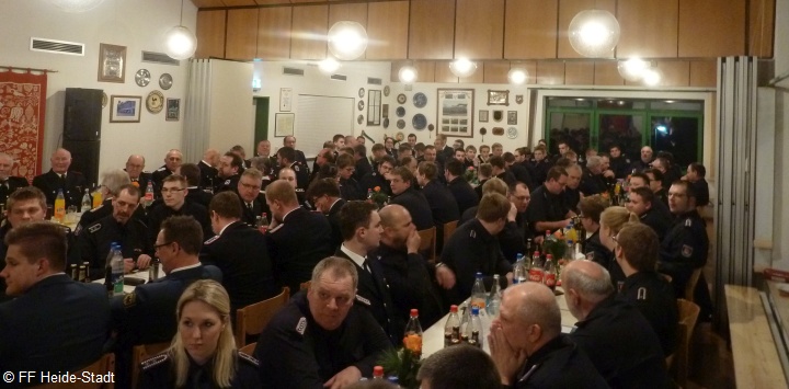 Ein Blick in den vollen Versammlungsraum