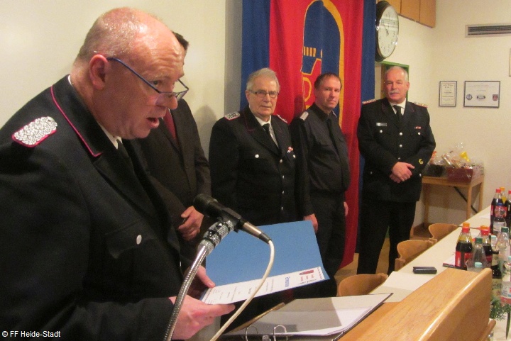 Verlesen der Ehrenurkunde für Günther und Thomas