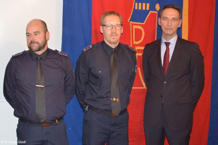 Beförderung zur Hauptfeuerwehrfrau mit drei Sternen