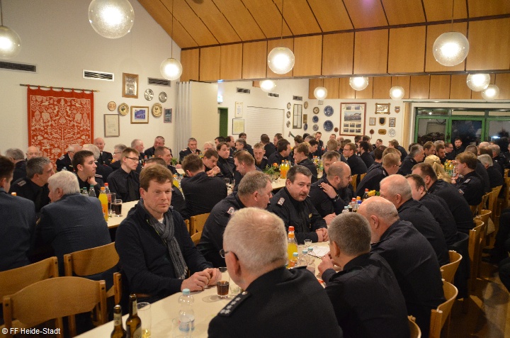 Ein Blick in den vollen Versammlungsraum