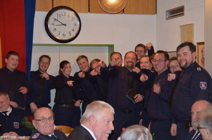 Die Helfer der Jugendfeuerwehr in bester Laune