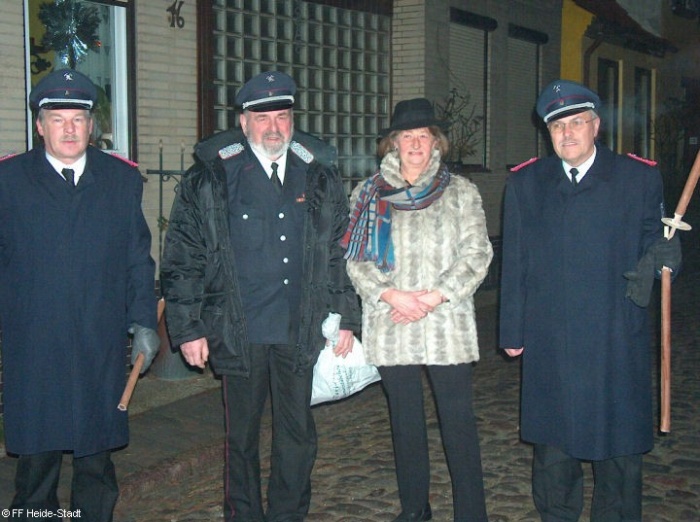 Peter und Renate vor ihrer Haustr