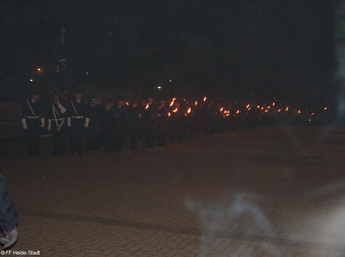 Der Fackelumzug trifft am Gertehaus ein.