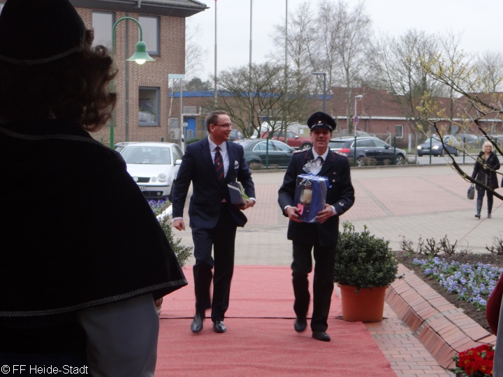 Bürgermeister Ulf Stecher und seine Tragehilfe