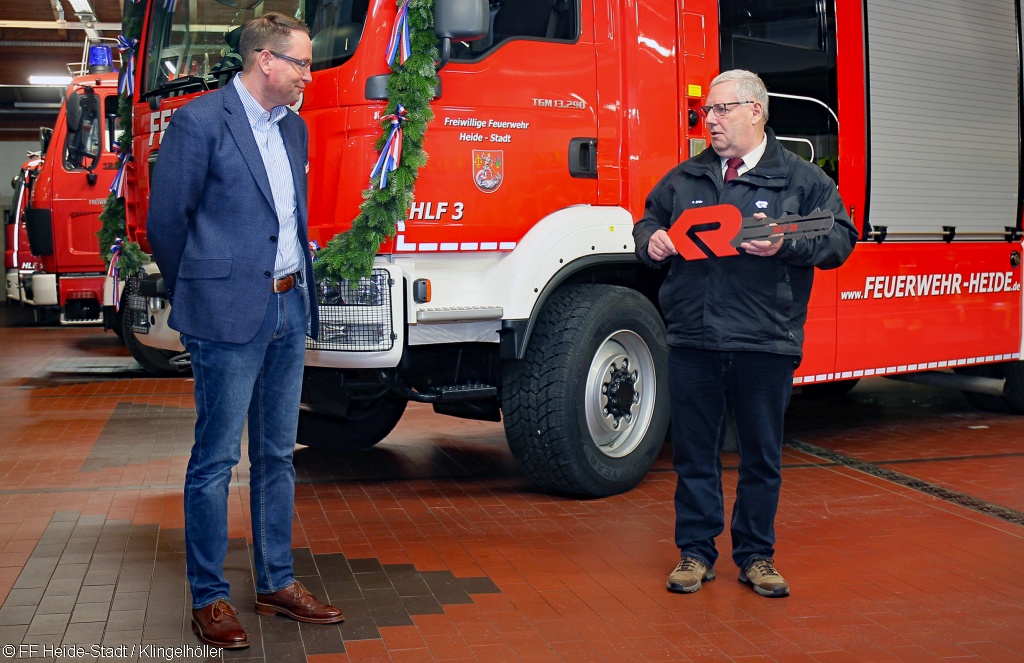 Rosenbauer übergibt das Fahrzeug an die Stadt