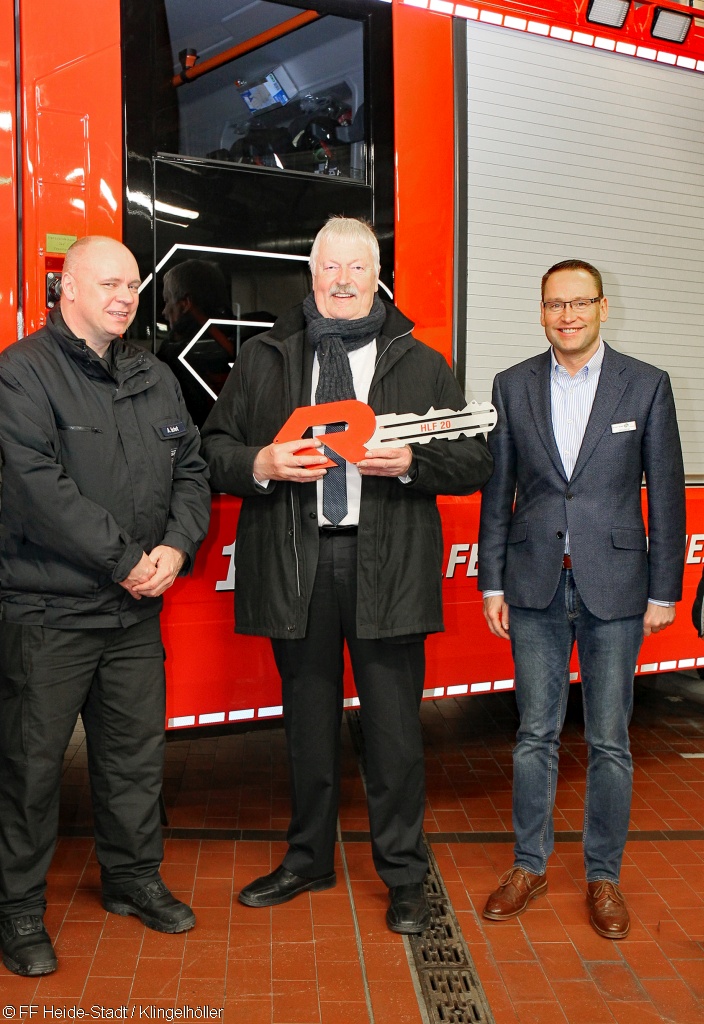 Franz-Helmut Pohlmann übergibt das Fahrzeug an die Wehr