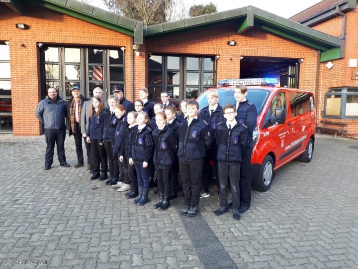 Die Jugendfeuerwehr vor ihrem neuen Fahrzeug