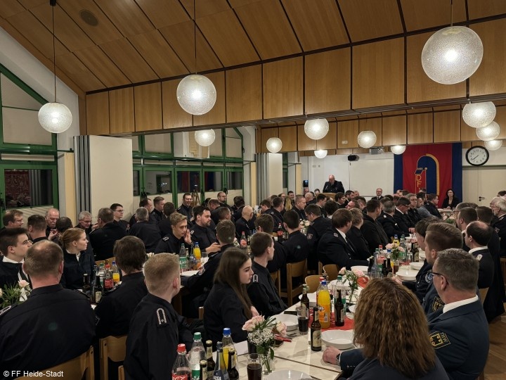 Der Saal ist gut gefüllt...