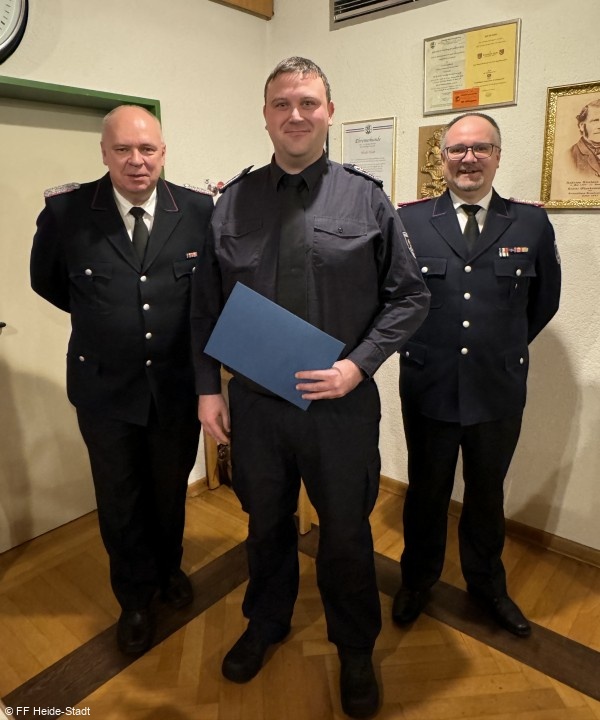 Hauptfeuerwehrmann (3 Sterne) zum Löschmeister