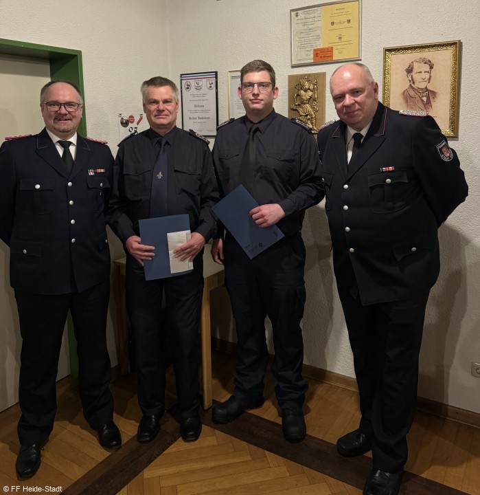 Hauptfeuerwehrmann (3 Sterne) zum Löschmeister 