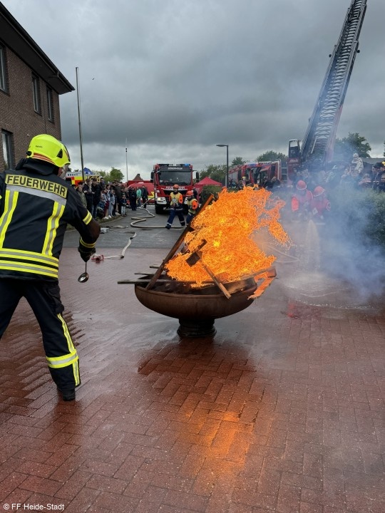 Brandheiße Übung der Gemeindejugendfeuerwehr Heide