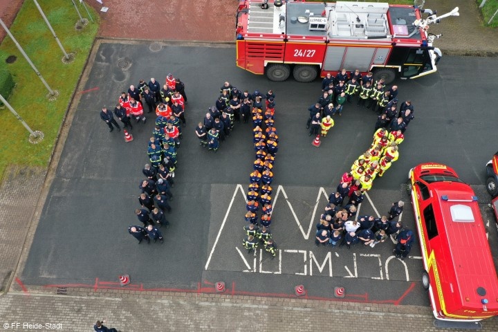 Das Team mit allen Gästen und Ausstellern vor dem Beginn