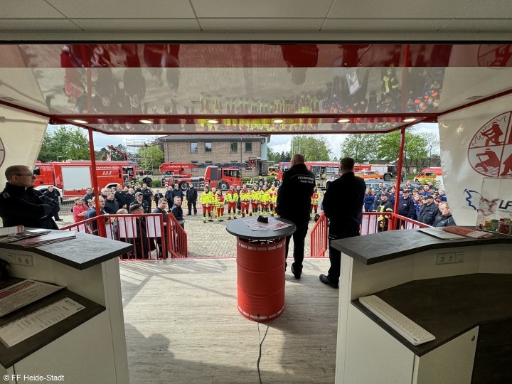 Begrüßung aller Gäste, Aussteller und Feuerwehrkameradinnen und Kameraden