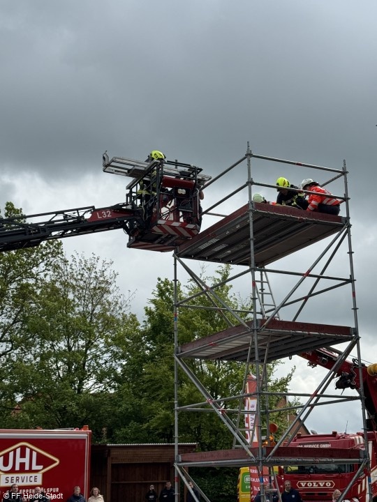 Drehleiterrettung eines Patienten auf einem Baugerüst