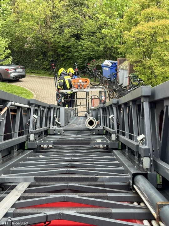 Vorbereitung der Rettung mittels Schleifkorbtrage