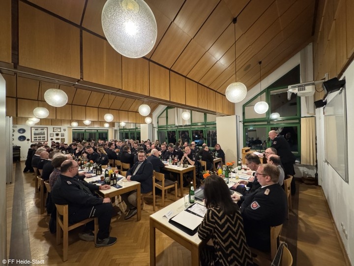 Der Saal ist bis auf den letzten Stuhl gefüllt!