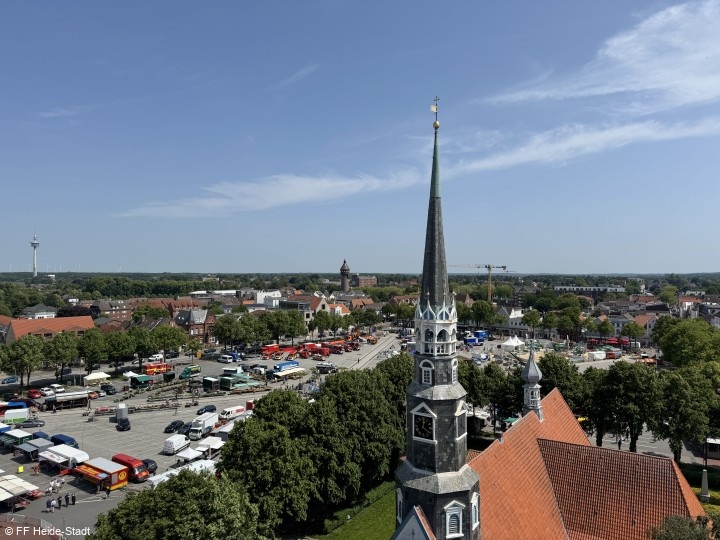 Der Heider Marktplatz - viele BOS-Einheiten stellen sich vor...