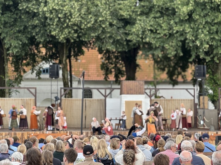 Dichte Reihen vor dem Freilichttheater: „Der Wind, das Meer und die Wogen der Freiheit“