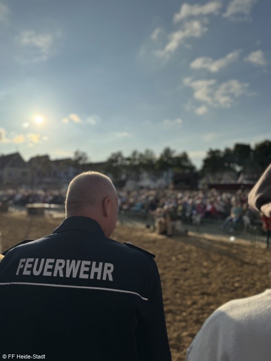 Zwischen Gauklern und Schaustellern - André Eichert nahm das Dankeschön für unser Engagement entgegen