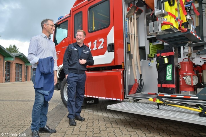 Bürgermeister Oliver Schmidt-Gutzat im Gespräch mit Timo Niehörster
