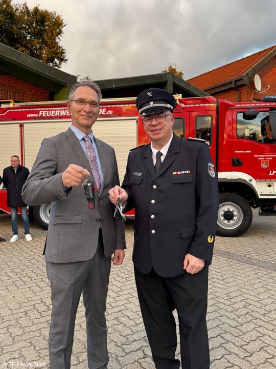 Schlüsselübergabe durch Bürgermeister Oliver Schmidt-Gutzat