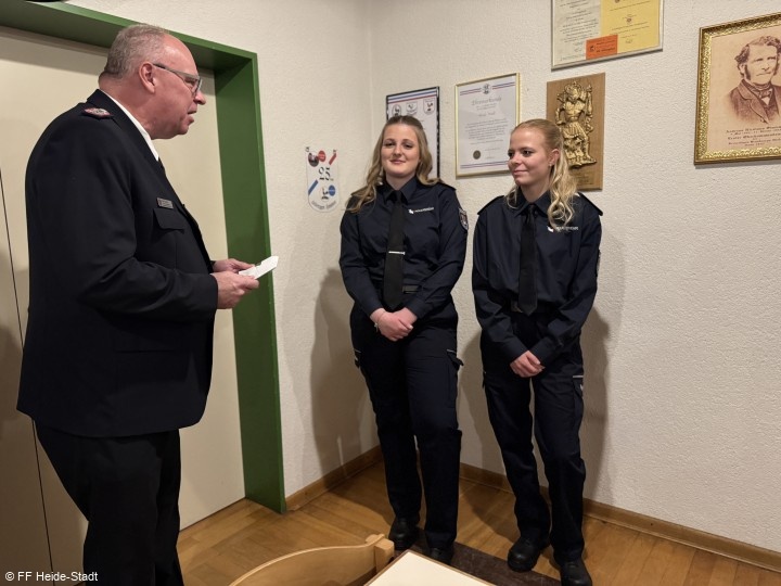 Übernahme aus der Jugendfeuerwehr (v.l.n.r.: Laura Dohrn, Kim Salz)