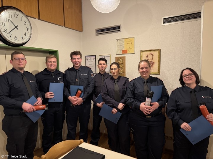 Ehrung 10 Jahre Mitgliedschaft in der Feuerwehr - v.l.n.r.: Tim Rusch, Mats Nitsch, Lasse Petermann, Benjamin Hübner, Sabrina Kleebaum, Anna Christiansen, Melanie Stock