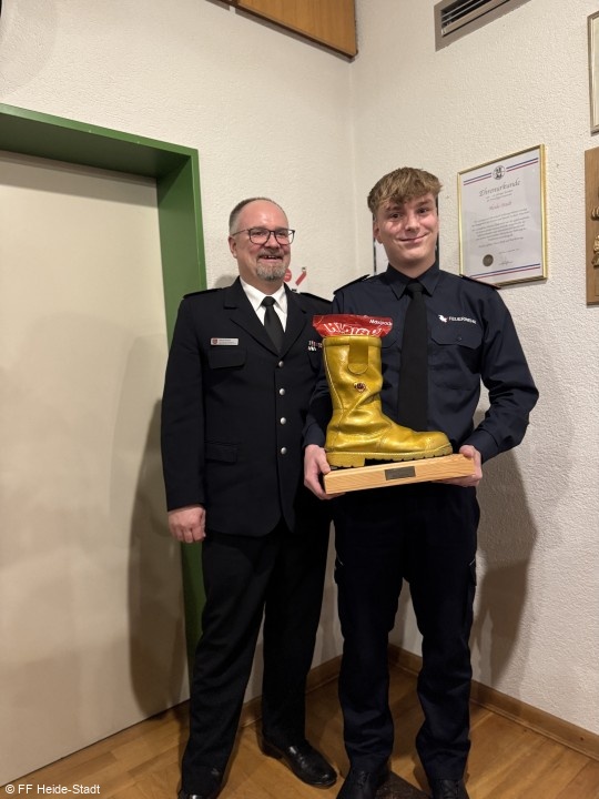 Dieser ging dieses Jahr an Dustin Dreßler für seine hohe Dienstbeteiligung