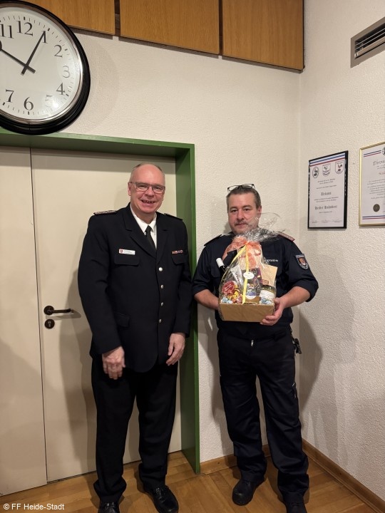 Gruppenführer Guido Brandt wurde ebenfalls für seine jahrzehntelange Vorstandsarbeit geehrt und gebührend aus dieser verabschiedet. Er geht nun wieder in den Mannschaftsdienst über.