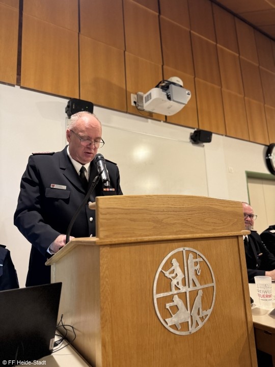 Gemeinde- und Ortswehrführer André Eichert verliest den Jahresbericht