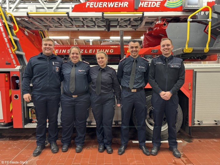 Gewählte Kameradinnen und Kameraden (v.l.n.r.: Mats Nitsch (GF 3), Anna Christiansen (Schriftwartin), Chiara Rohde (Jugendwartin), Fabian Sondergeld (GF 1), Lorenz Stärker (GF 2)