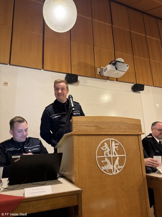 Timo Niehörster stellt den Jahresbericht der Kassenwartung vor