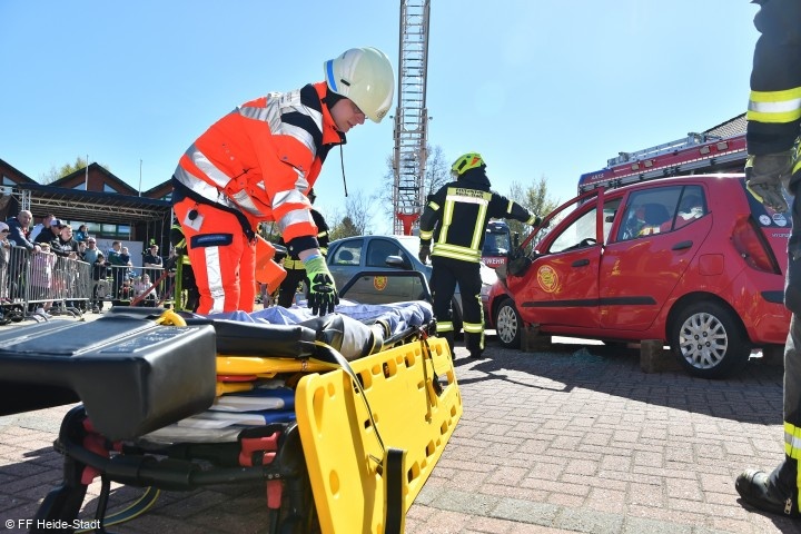 Der Rettungsdienst im Einsatz bei einer Verkehrsunfallübung
