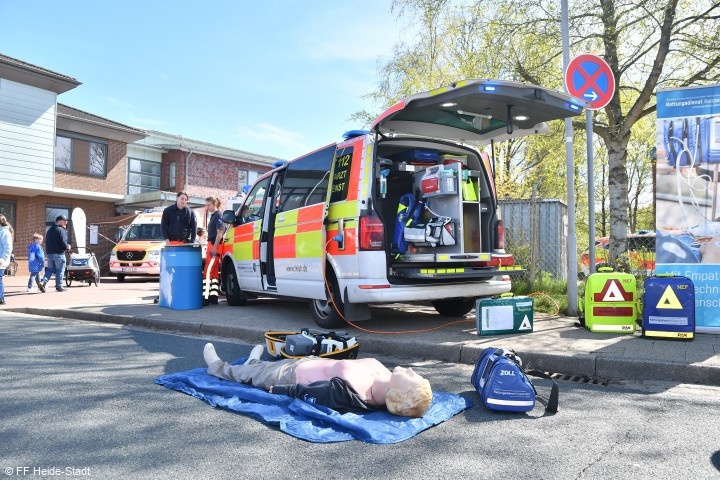 Die RKiSH betreute eine Station zum Wiederbelebungstraining