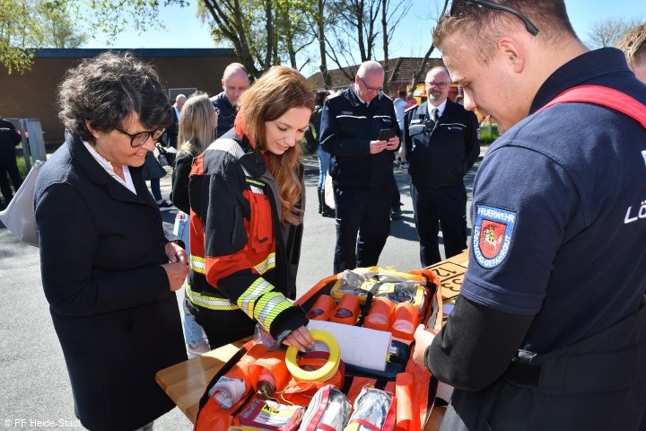 Innenministerin Fr. Finke und Kreispräsidentin Ute Borwieck-Dethlefs erkundigen sich beim LZ-G