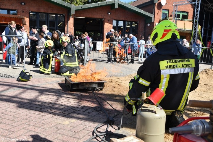 Gleich daneben wurde der richtige Umgang mit Feuerlöschern geübt!