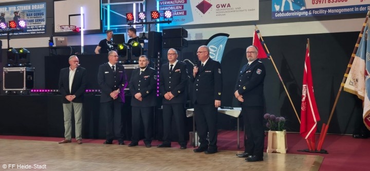 Die Wehrführungen gemeinsam beim Kameradschaftsfest