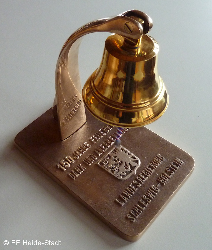 Die Goldene Glocke f��r 150 Jahre Freiwillige Feuerwehr