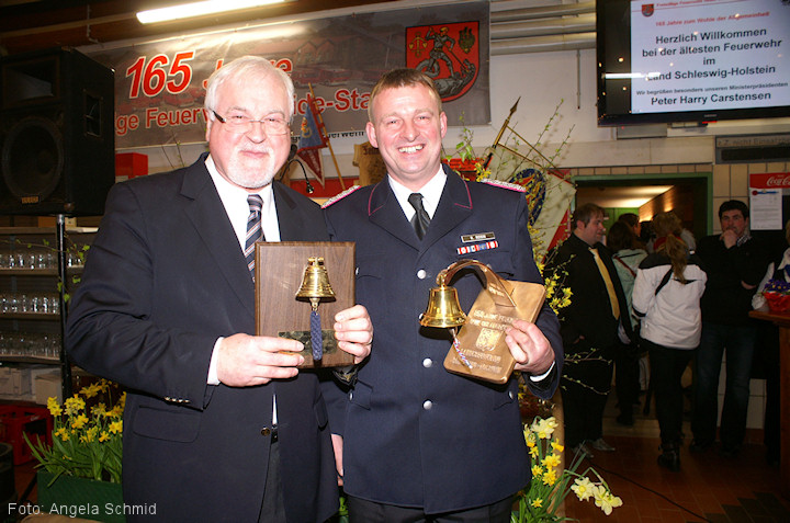 Ministerpr��sident Carstensen mit der Leihgabe und Gemeindewehrf��hrer Robert Rosin mit der Echten