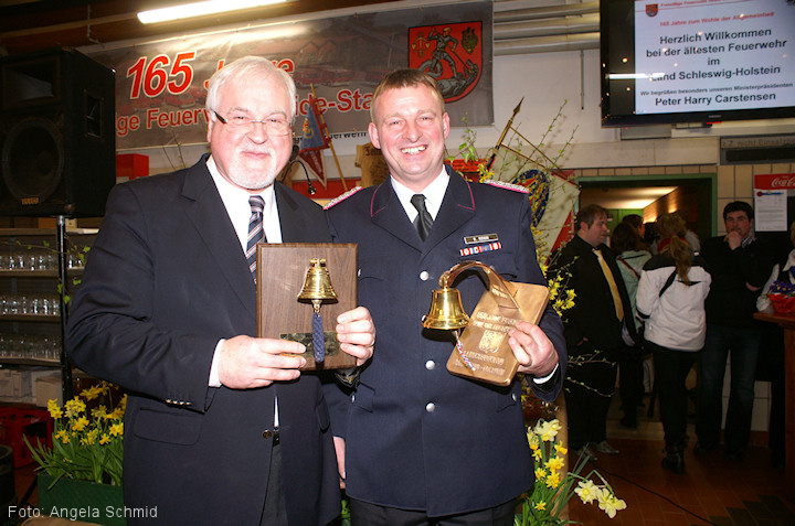 Ministerpräsident Carstensen mit der Leihgabe und Gemeindewehrführer Robert Rosin mit der Echten