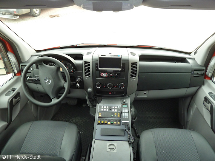 ELW 1 Fahrerhaus mit Mittelkonsole